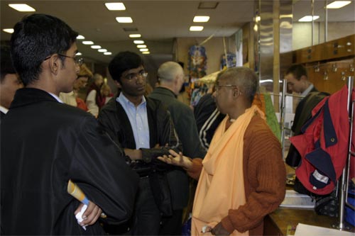 Sripad Bhagavat Maharaj preaching to Indian guests in their native
language.