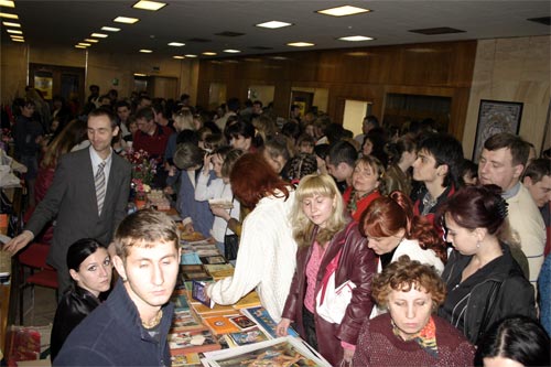 Before the Indian dance concert a big crowd of people came to the
stalls looking for something interesting. But they got much more than
they expected after hearing a short lecture by Sripad Goswami Maharaj
on the midst of Indian culture program.