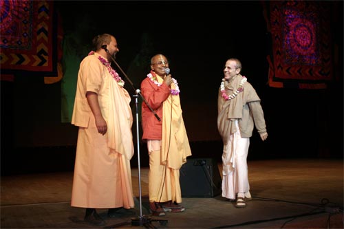 Near the end of Indian culture program with over 1,000&nbsp;persons
attending, there was a short spiritual program with Sripad Goswami
Maharaj and Sripad Bhagavat Maharaj