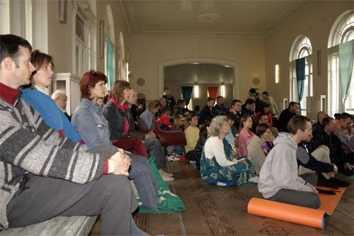 Many devotees and interested people attended morning and evening
classes and talks by Sripad Goswami Maharaj.