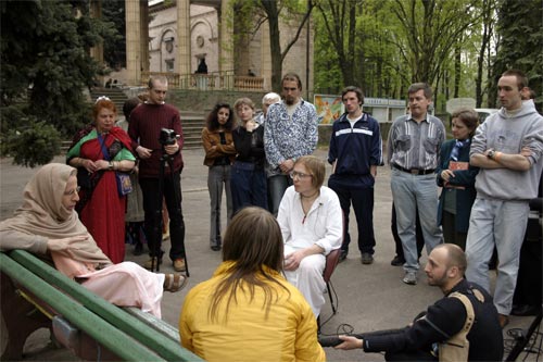 Devotees were eager for association with Sripad Goswami Maharaj and so
even his interview to one local journalist became another improvised
class.