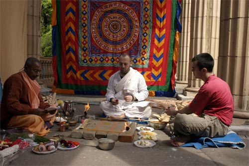 Sripad Bhagavat Maharaj was doing fire yajna with Krishna Bhakta
Prabhu, Nitay Chand Prabhu and Swarup Prabhu helping.