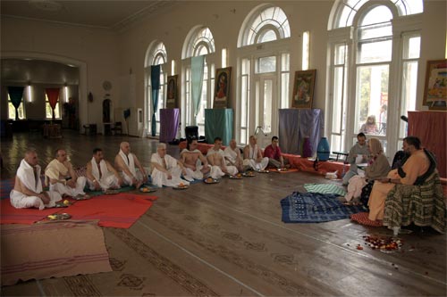 Some of sincere and fortunate disciples of Srila Govinda Maharaj could
come even closer to Srila Gurudev by accepting a second initiation into
the chanting of Gayatri mantram.