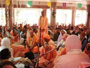 Шрипад Тиртха Махарадж приветствует собравшихся