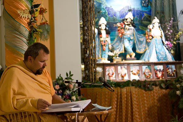 Шрипад Авадхут Махарадж читает Писания перед Божествами