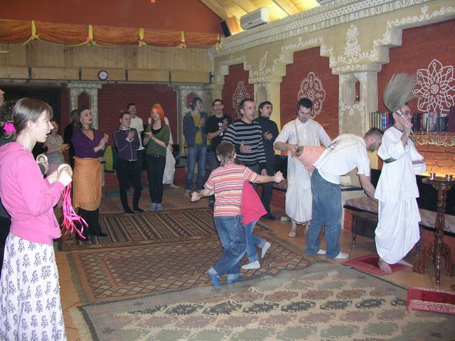 16 Дети радостно пели и танцевали в самом центре алтарной