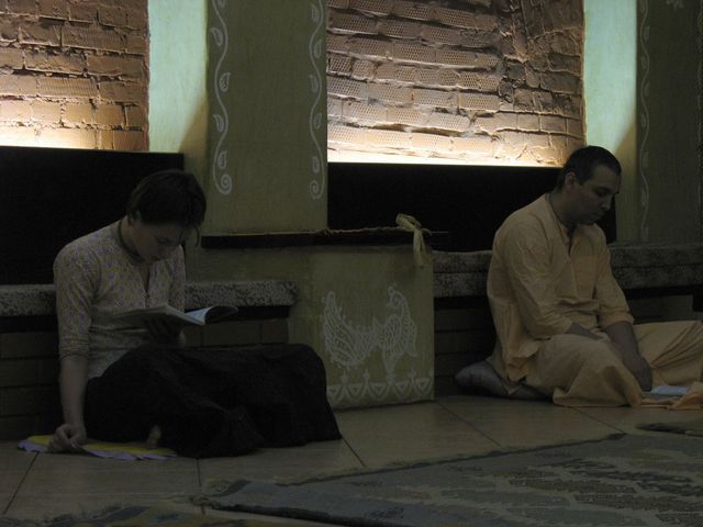 04Вайшнавские песни и молитвы, исполняемые на службах в Шри Чайтанья Сарасват Матхе