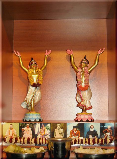34 Шри Шри Авадхут Чанд Сонар Гауранга (Луноликий Авадхут и Гауранга подобный восходящему солнцу) 