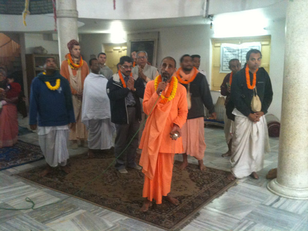 Шрипад Тиртха Махарадж ведет арати в Калькуттском храме. 28