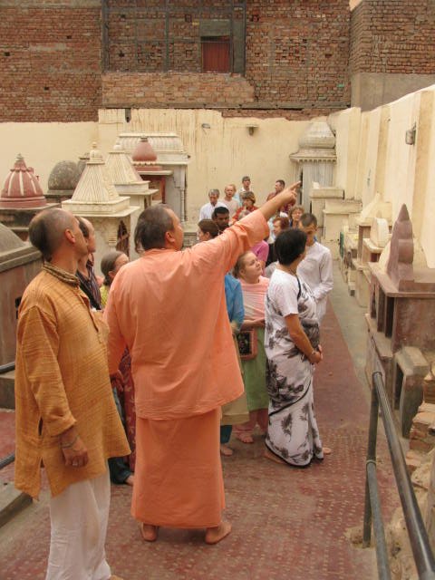 самадхи святых в храме Радха Дамодара, расположенного прямо за стеной нашего храма, на который обращает внимание преданных Авадхут Махарадж.