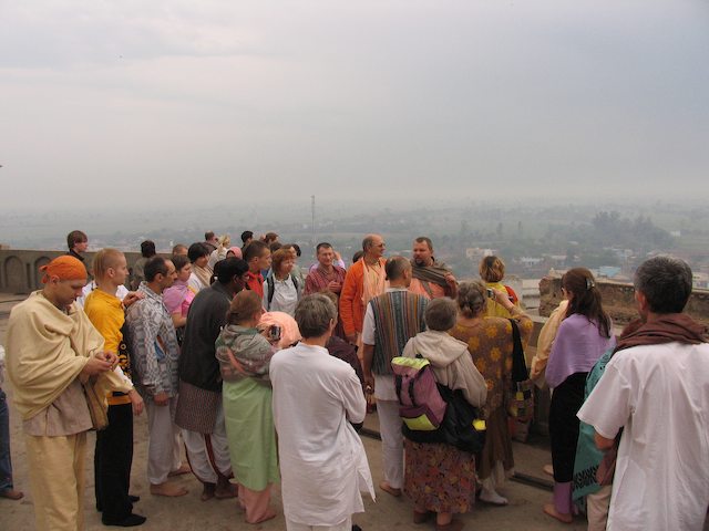 7.После посещения храма, группа поднялась на веранду, откуда открылся прекрасный вид окрестностей