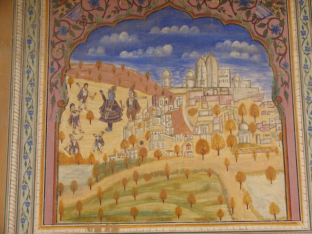 18.С большим количеством фресок, изображающих деяния Кришны и Радхарани.