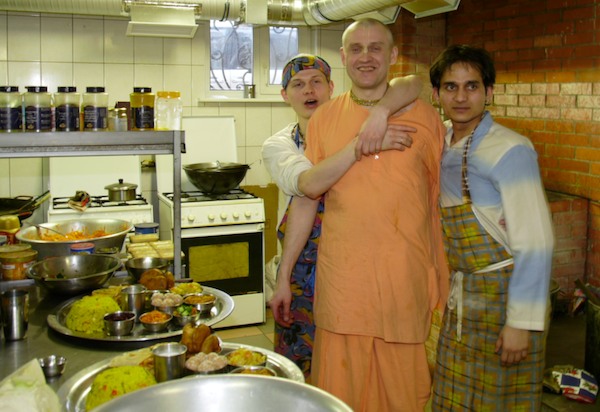 13.Никхил Ананда Прабху, Ананда Мой Прабху Брахмачари и Амит Кришна Прабху помогают готовить на всех праздниках