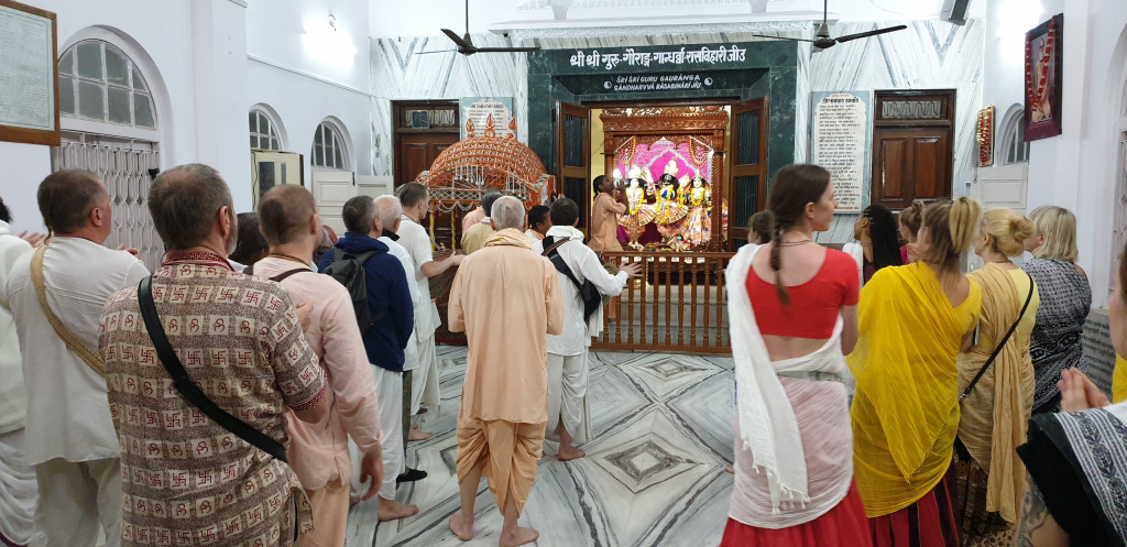 20190312_68_Арати в храме Шри Шри Гуру-Гаиранги Гандхарва Расабихариджиу.jpg