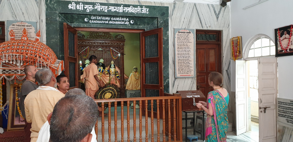 20190311_16_Бхога арати в храме Шри Шри Гуру-Гауранга Гандхарва Расабихариджиу.jpg