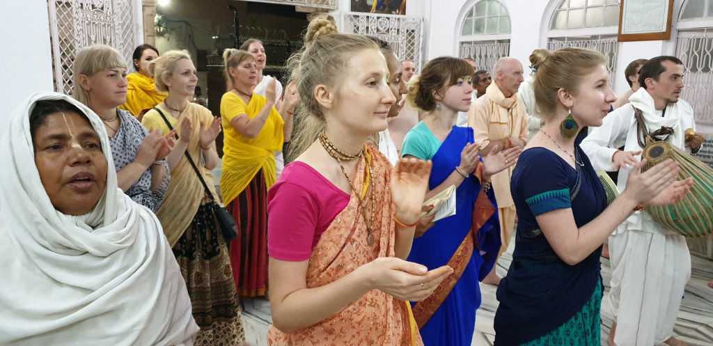 20190312_70_Арати в храме Шри Шри Гуру-Гаиранги Гандхарва Расабихариджиу.jpg